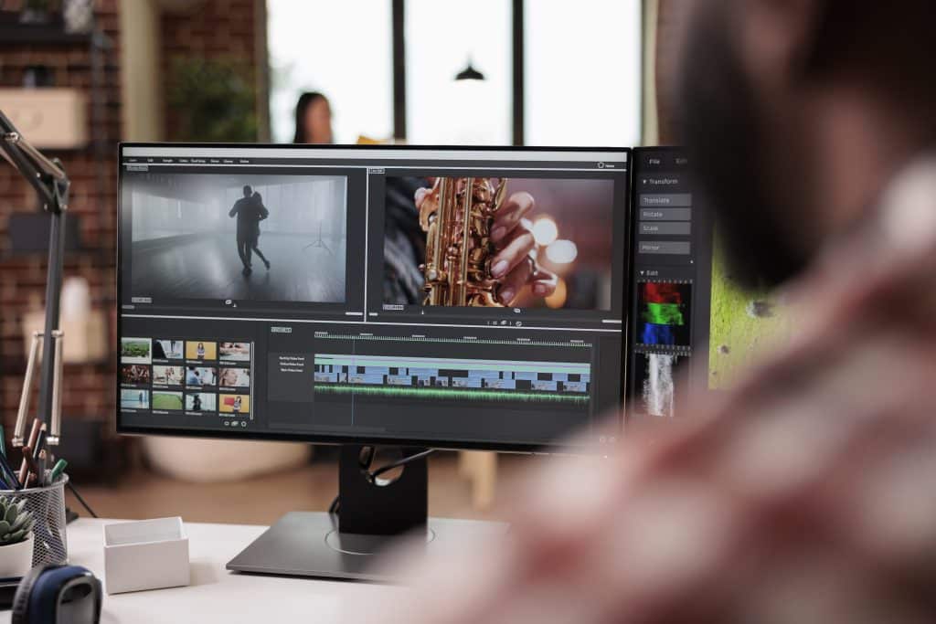Homme sur odinateur travaillant sur un projet after effect